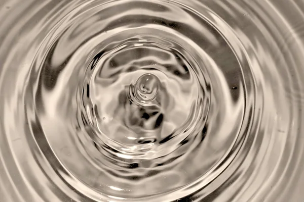 Numerosos círculos pares de agua en la superficie del líquido de las gotas que caen. — Foto de Stock