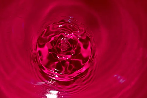 El chorro de agua de la gota que cae parece círculos. — Foto de Stock