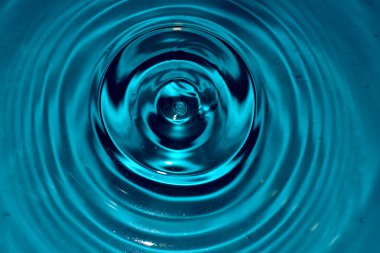 Düşen damlalardan su yüzeyinde sayısız daire var.