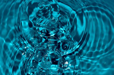 Suyun yüzeyinde birçok çember var..