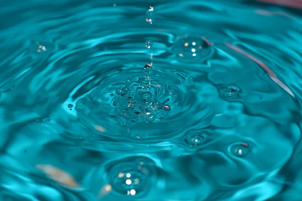 La superficie del agua sobre la que caen las gotas. — Foto de Stock