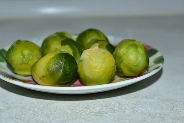 Close-up of Brussels sprouts lying on a plate. — Stock Photo, Image