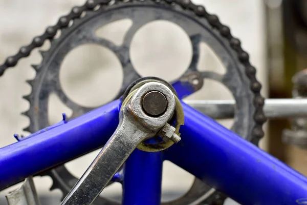 Naprawa rowerów. Pręt łączący, wał napędowy i zębatka. — Zdjęcie stockowe