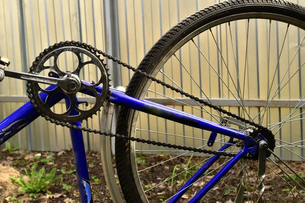 Reparação de bicicletas. Caixilho da bicicleta, roda traseira e roda dentada. — Fotografia de Stock