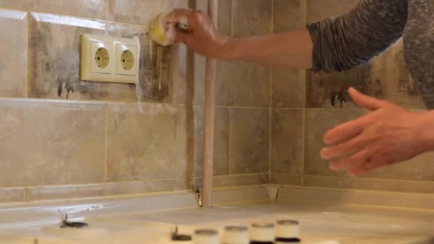 Οικοδέσποινα Πλένει Κεραμικά Πλακάκια Κοντά Στις Πρίζες — Αρχείο Βίντεο