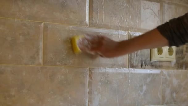 Жінка Миє Керамічну Плитку Стіні Кухні Губкою Миючими Засобами — стокове відео