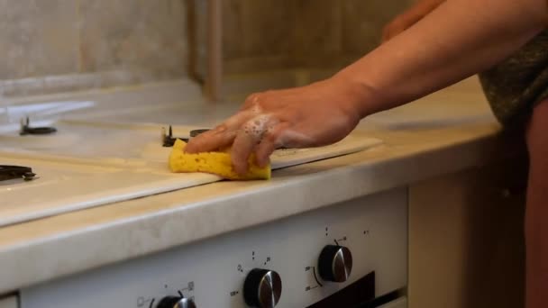 Γυναίκα Σκουπίζει Την Επιφάνεια Του Γκαζιού Μια Πετσέτα Κοντά Στα — Αρχείο Βίντεο