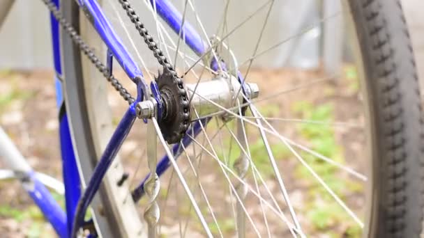 回転後に停止する自転車の後輪の接近 — ストック動画