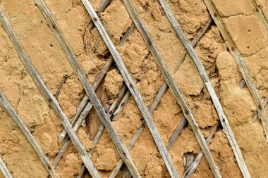 Ahır duvarı kiremitlerle kaplanmış ve sıvanmış.