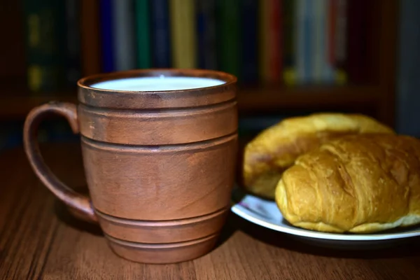 Pictured Brown Ceramic Mug Milk Kraussans Poured Plate Low Light — Stock Photo, Image