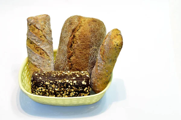 Ada Keranjang Roti Pada Permukaan Cahaya Dengan Berbagai Jenis Roti — Stok Foto