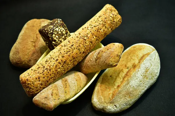 Baguetes Vários Comprimentos Estão Uma Cesta Uma Mesa Escura Pão — Fotografia de Stock