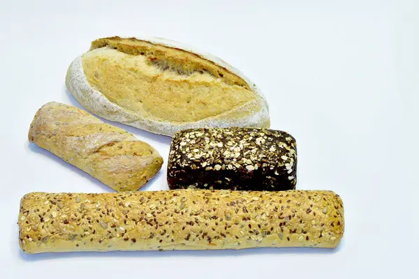 Una Baguette Cosparsa Cereali Pane Forme Diverse Giacciono Sul Tavolo — Foto Stock