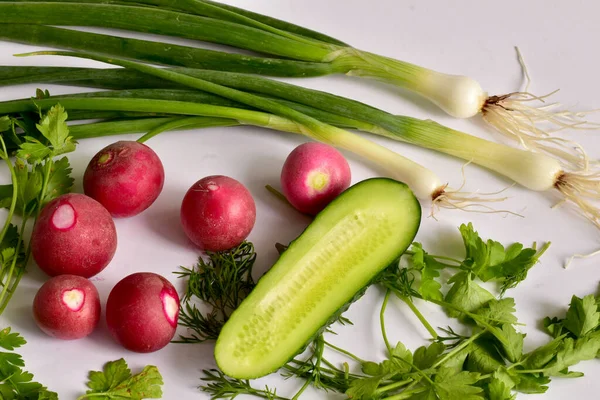 Beyaz Bir Masada Turpun Meyveleri Yeşil Soğan Tüyleri Yarım Salatalık — Stok fotoğraf