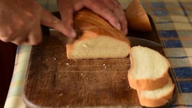 Bıçaklı bir adam buğday unundan ekmek keser..