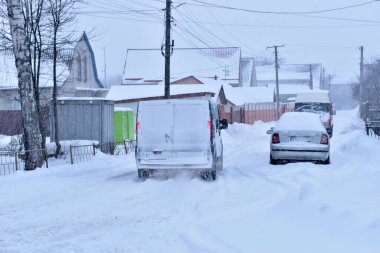 Arabalar karla kaplı yolda ilerliyor..