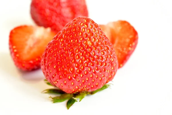 Reife rote Erdbeeren, mehrere Beeren. — Stockfoto