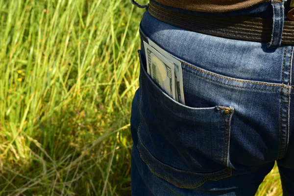 Банкноти виходять з кишені джинсів чоловіка . — стокове фото