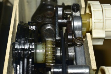 Dikiş makinesinin iç dişli mekanizmasının yakın çekim görüntüsü.