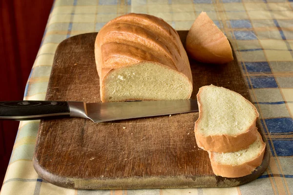 Sebuah Roti Dan Pisau Yang Lebar Berada Papan Potong — Stok Foto