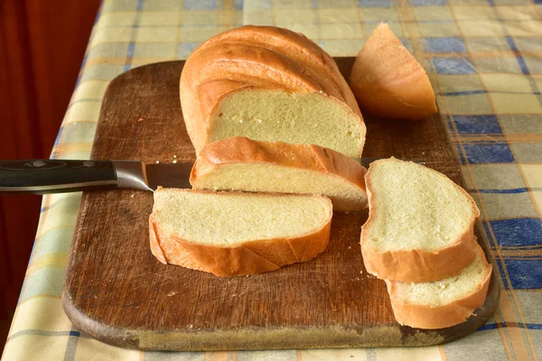 Tagliere Una Pagnotta Tagliata Pezzi Coltello Largo — Foto Stock