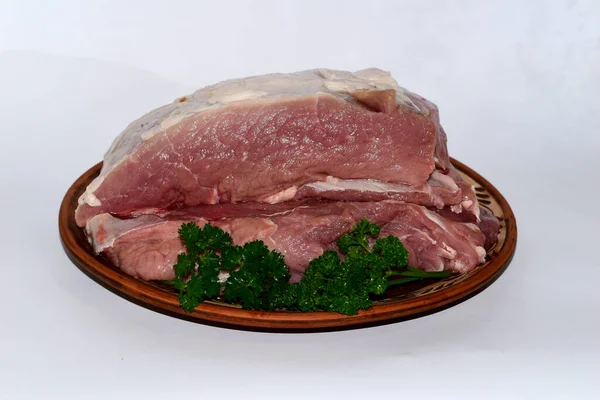Ein großes Stück frisches Fleisch liegt auf dem Teller. — Stockfoto