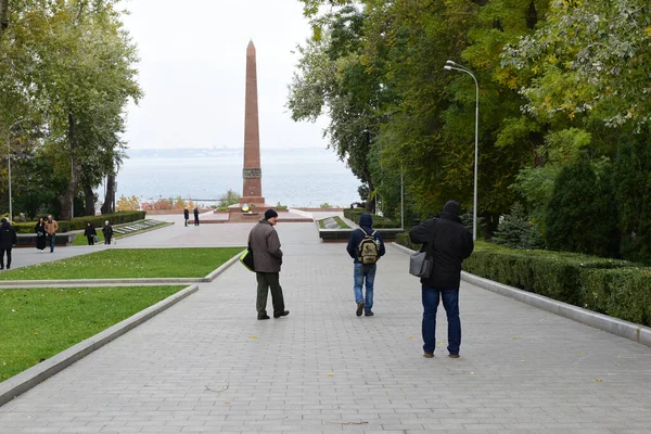 A wide park path leading to the monument of the Unknown Sailor in the city of Odessa. — стокове фото