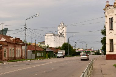 Şehrin caddelerinden birinde duran yüksek bir ambar binası..