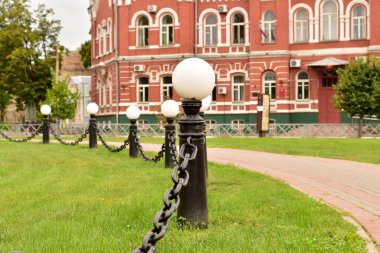 Devasa zincirlerden yapılmış dekoratif çitler.