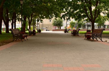 Şehir meydanı, dinlenmek için banklar..