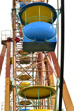 Şehir parkında insanlar olmadan dönme dolap eğlencesi..