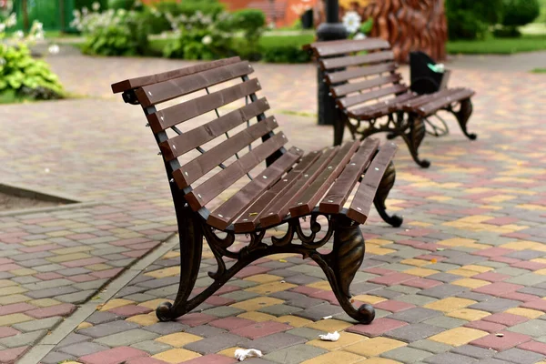 Скамейки для отдыха в городском парке. — стоковое фото