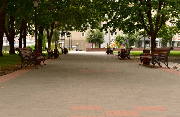 Şehir meydanı, dinlenmek için banklar..