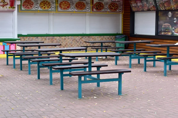 Mesas e cadeiras em um café na rua. — Fotografia de Stock