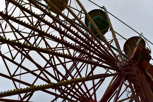 Close-up van een reuzenrad attractie zonder mensen in een stadspark. — Stockfoto