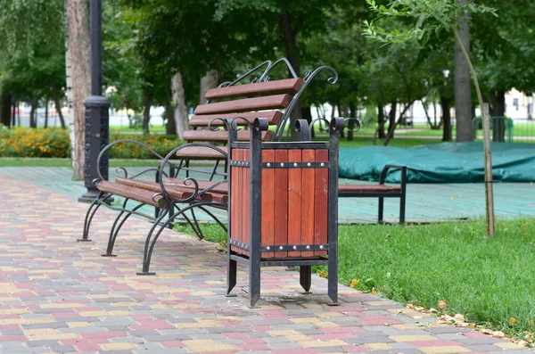 Lixeira de madeira em um parque da cidade. — Fotografia de Stock