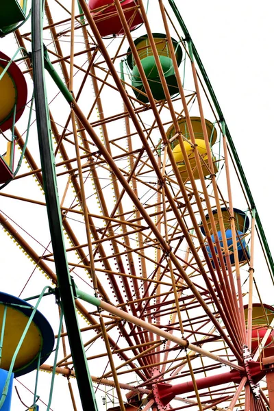 Side view of the Ferris wheel attraction in the city recreation park. — Stock Photo, Image