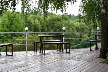 Nehir kıyısındaki açık hava kafede bir masa..