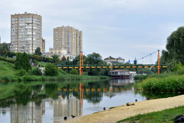 Два высотных здания стоят на берегу реки. — стоковое фото