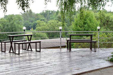 Terasta güzel kafe masaları var..