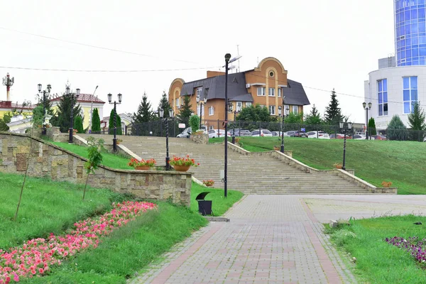 Cityscape, park paths and stone stairs. — Stock Photo, Image