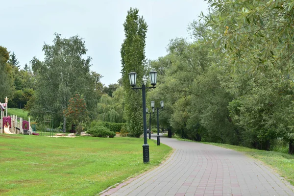 A stone flat path is laid along the embankment. — Stock Photo, Image