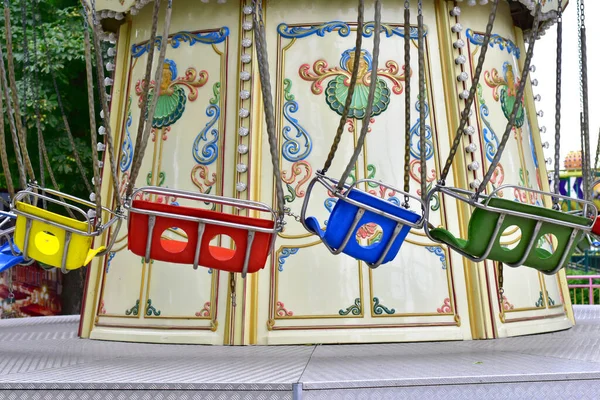 Close-up van een draaimolen met hangende geketende stoelen in de vroege ochtend. — Stockfoto