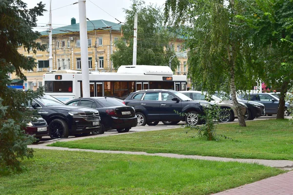 Парковка рядом с зеленой лужайкой. — стоковое фото