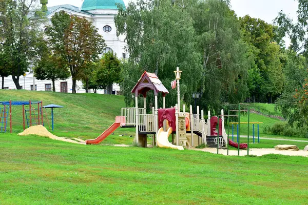 Kinderspeelplaats in het stadspark voor de lol. — Stockfoto