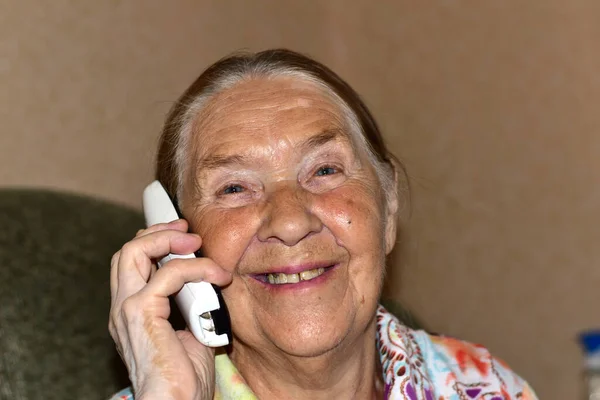 Mulher Sorridente Fala Telefone — Fotografia de Stock