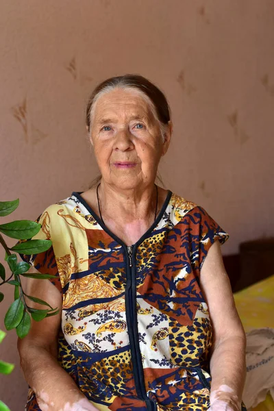 坦波夫俄罗斯 一位老妇人坐在盆栽边的椅子上 向一位摄影师摆姿势 — 图库照片