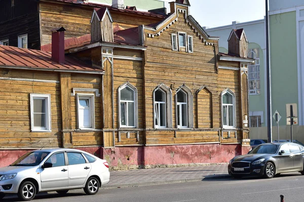 Ein altes zweistöckiges Haus aus Holz. — Stockfoto