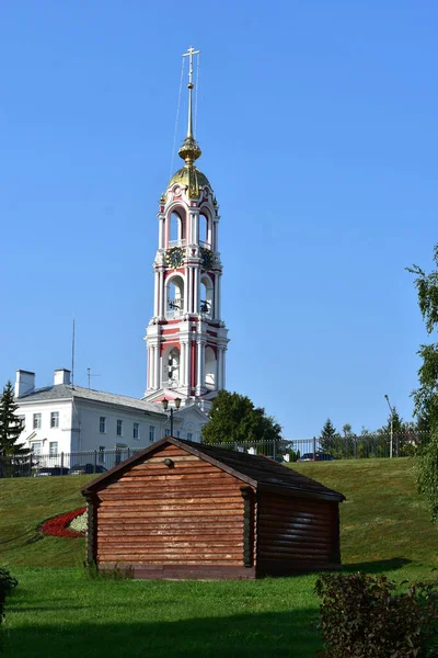 De klokkentoren van de kerk is zichtbaar vanaf het stadspark. — Stockfoto
