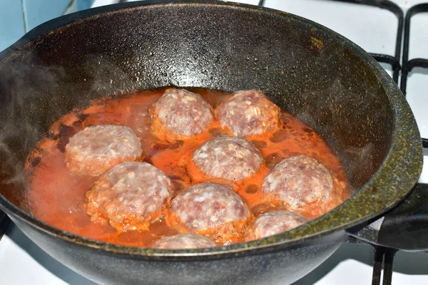 The meatballs are cooked on the stovetop in a frying pan. — Stock Photo, Image